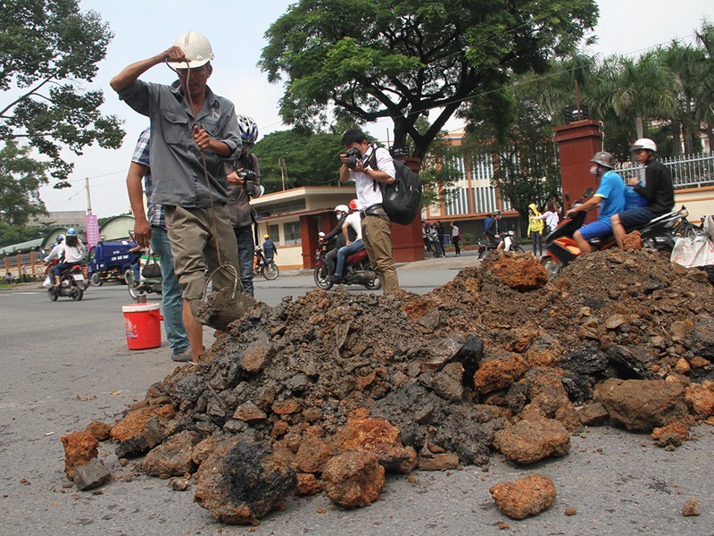 Nhân viên công ty thoát nước tiến hành khắc phục
